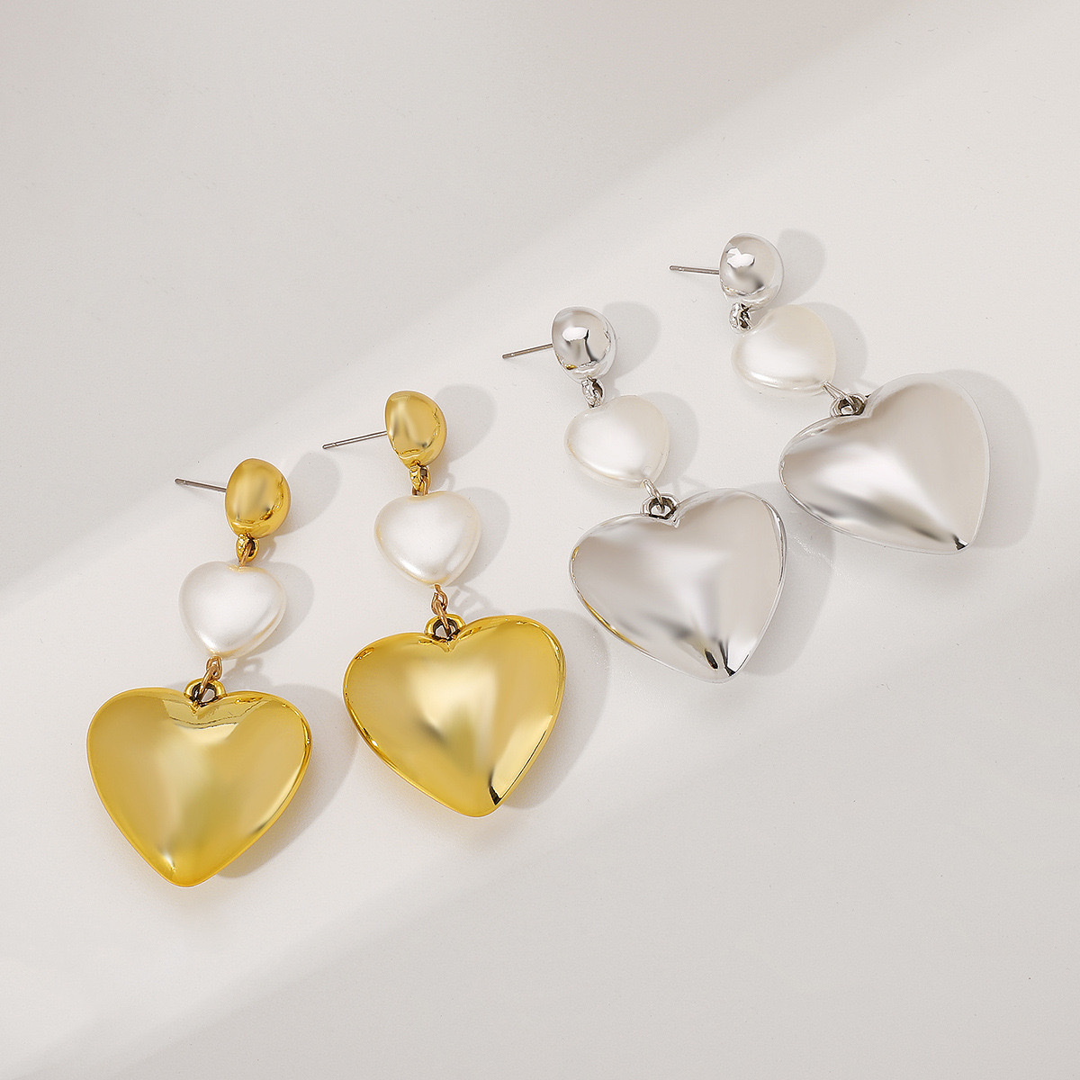 E12633 European and American metal heart-shaped imitation pearl earrings, a niche design with a light luxury and high-end feel, are elegant earrings Application Scenario