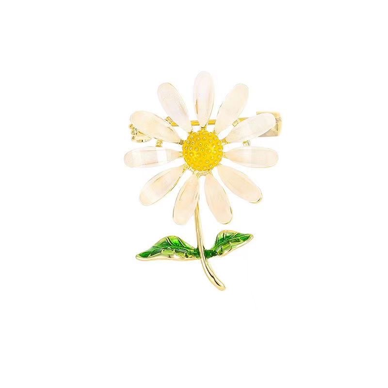 Factory direct sales of flower and plant brooches and corsages, clothing and accessories, imitation pearl corsages Application Scenario