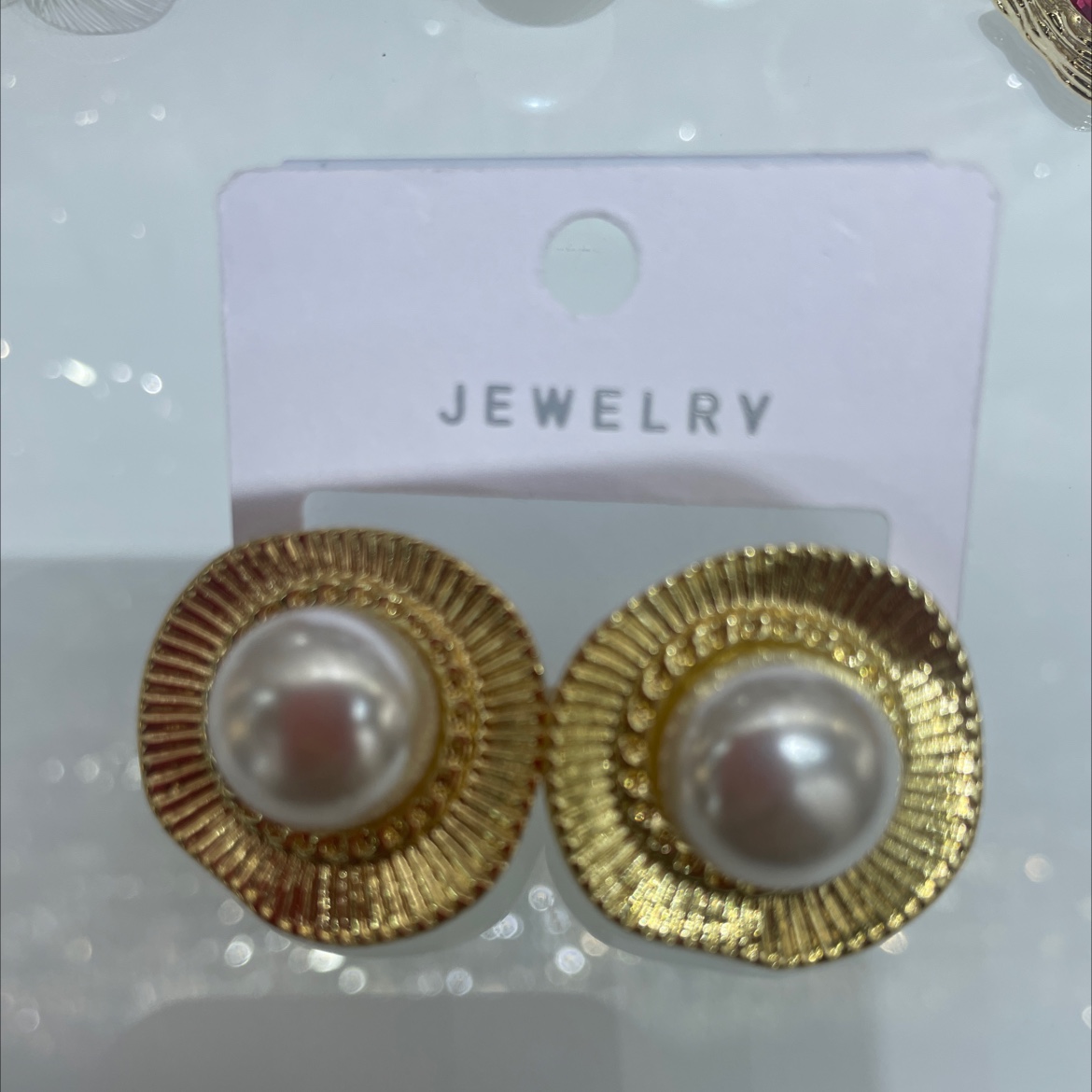 流行珍珠饰品 精致耳饰 优雅耳钉 时尚配饰 提升气质女士