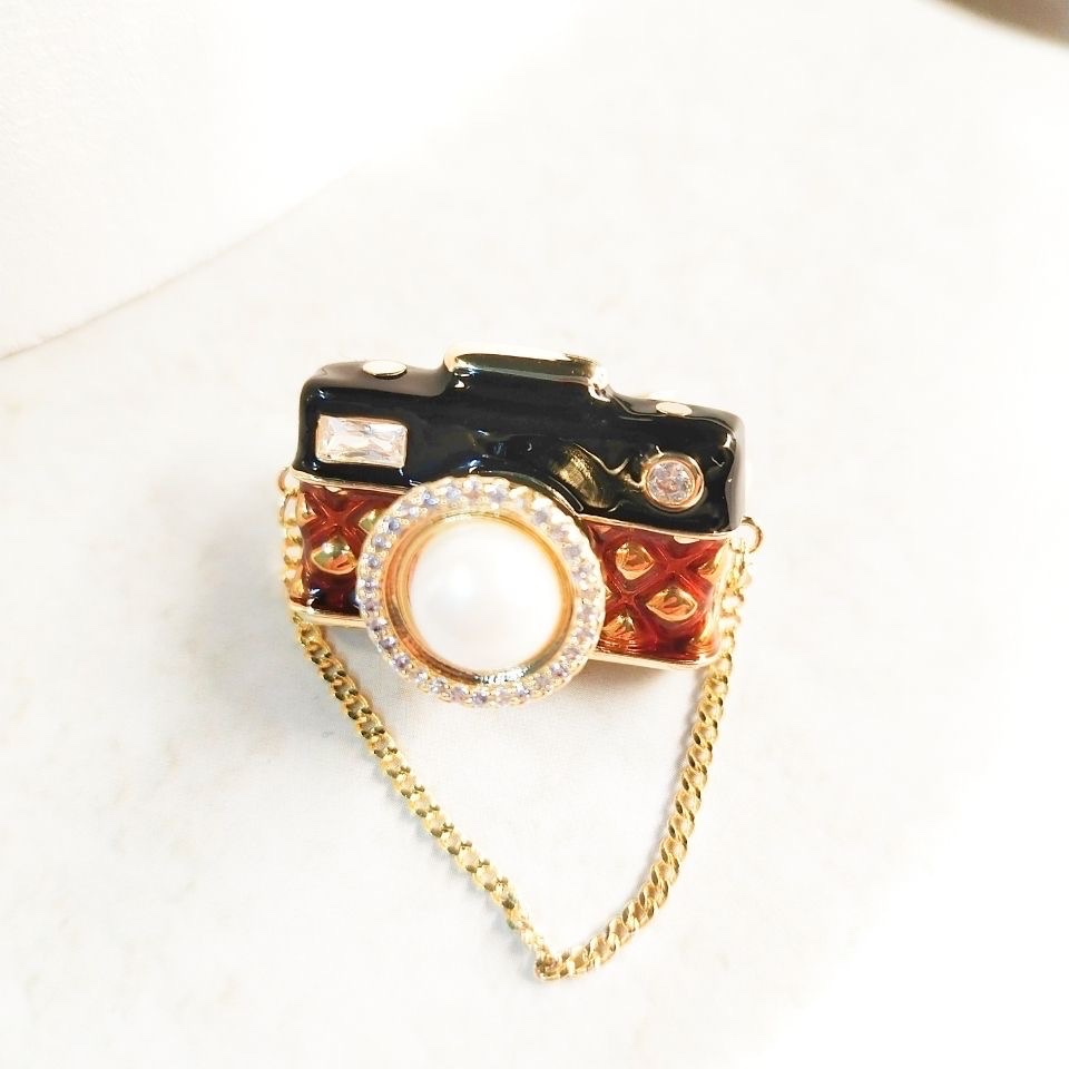 Medieval Oman badge camera imitation pearl corsage clothing and accessories with unique design, exquisite and trendy decoration imitation pearl corsage Specification image
