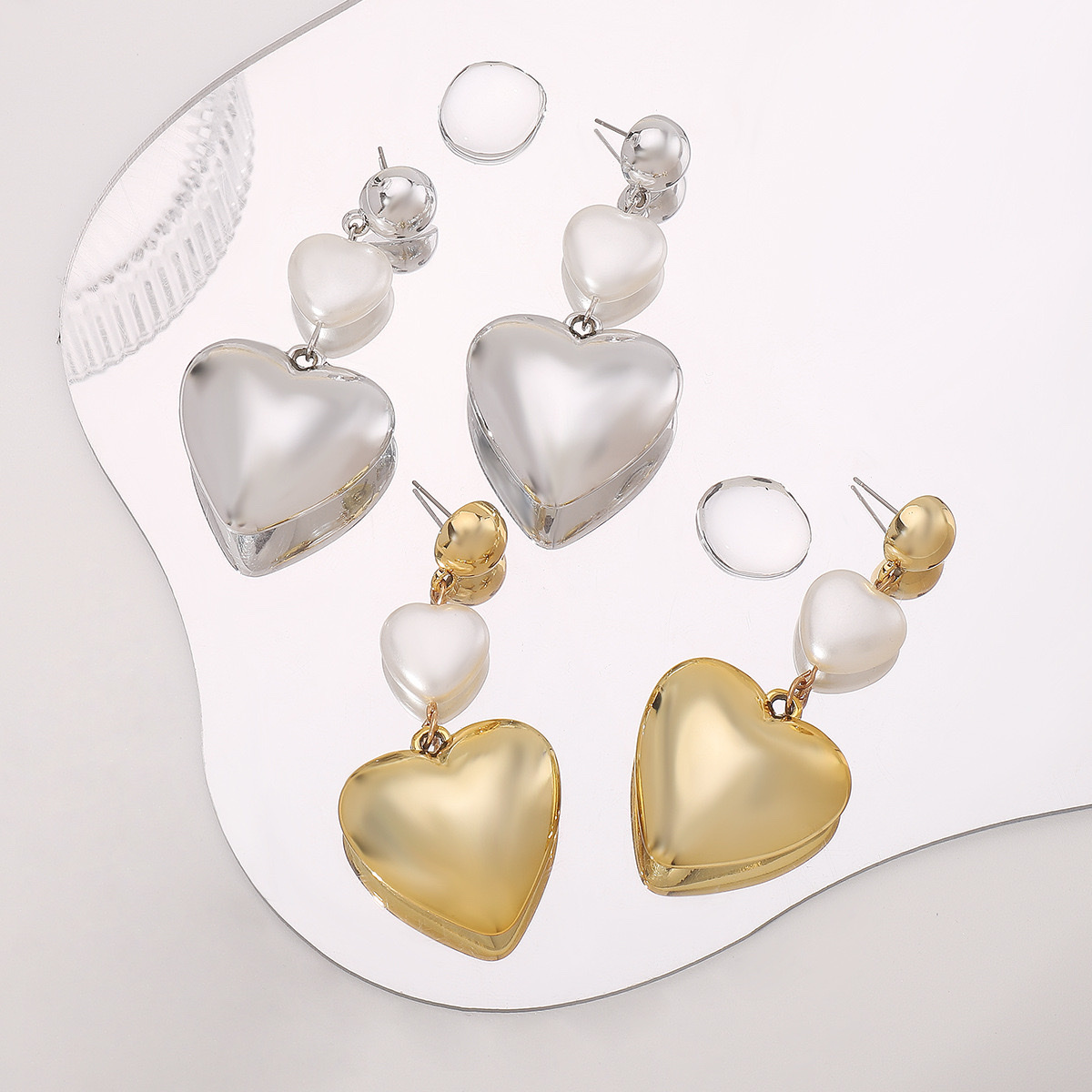 E12633 European and American metal heart-shaped imitation pearl earrings, a niche design with a light luxury and high-end feel, are elegant earrings details Picture