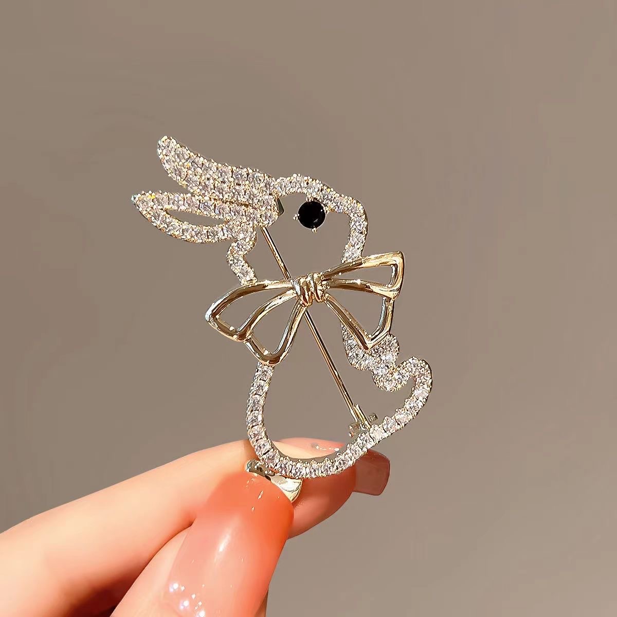 Little Rabbit alloy brooch and corsage factory direct sales of imitation pearl corsage clothing and accessories Application Scenario