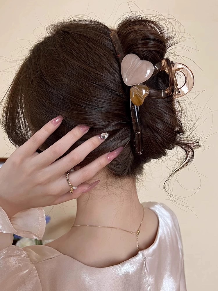 So beautiful that it touches the heart! A new high-end hairpin for women with a heart-shaped grab clip, a stylish shark clip headpiece at the back of the head details Picture