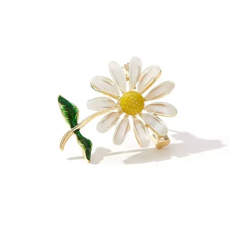 Factory direct sales of flower and plant brooches and corsages, clothing and accessories, imitation pearl corsages Specification image