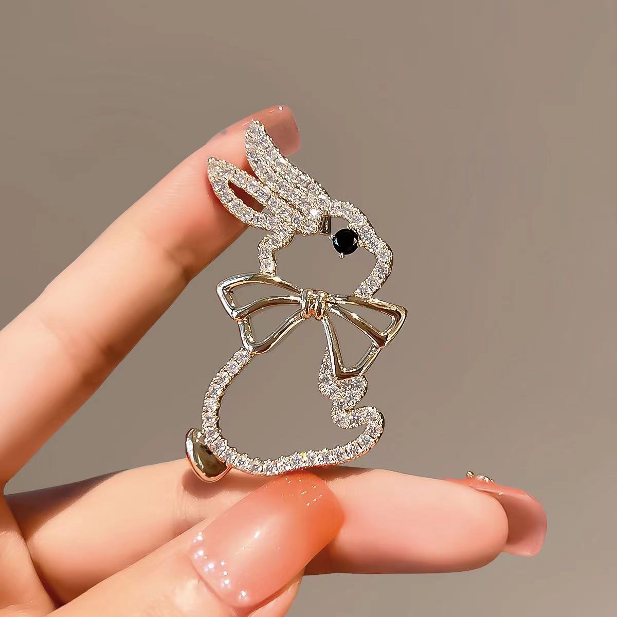Little Rabbit alloy brooch and corsage factory direct sales of imitation pearl corsage clothing and accessories