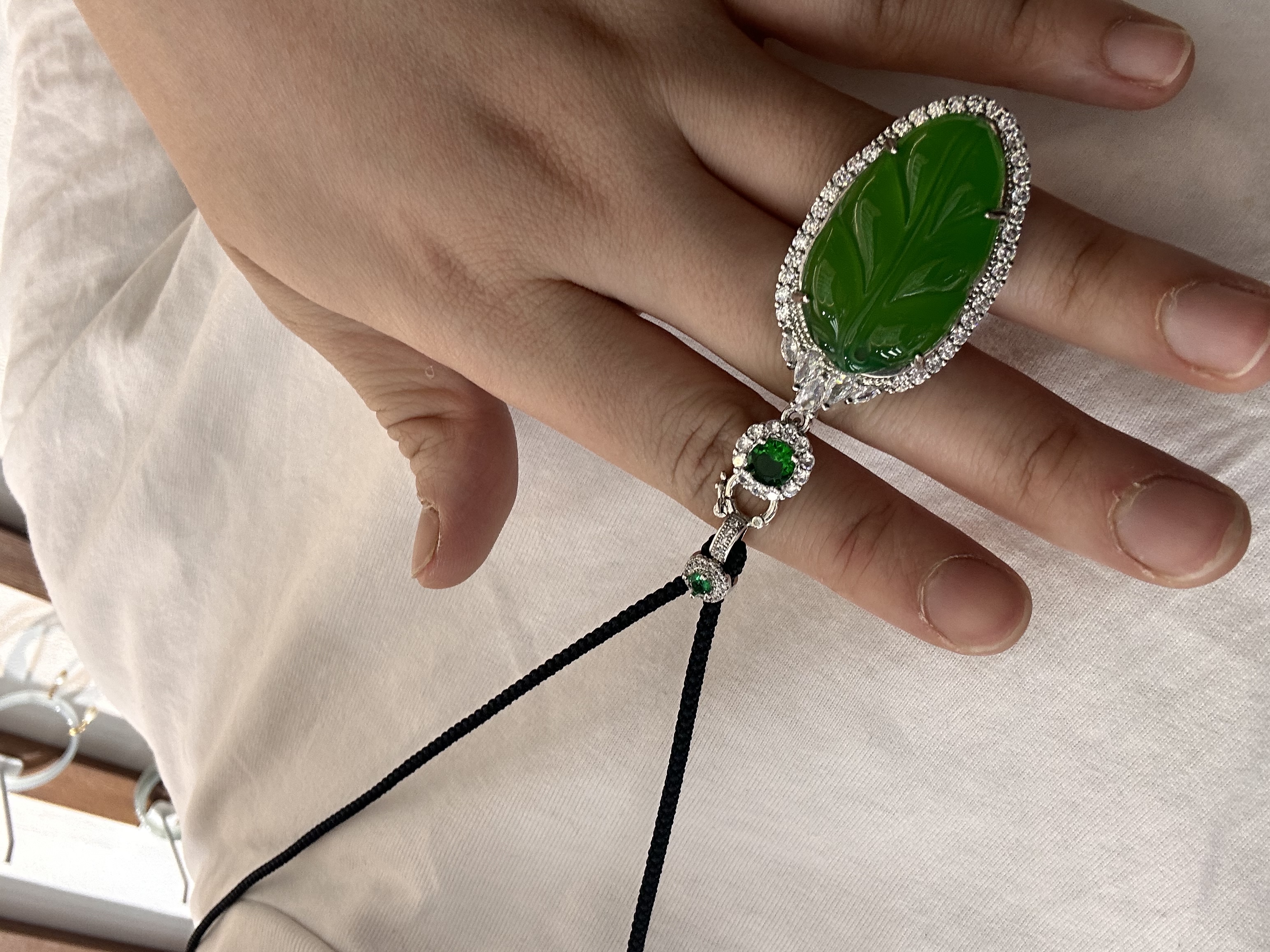 Silver-trimmed chalcedony green beans, chalcedony Buddha, chalcedony leaves, chalcedony gourds. Certificates can be issued, one certificate for each item, and a gift box is provided. Live-streaming supply sources Specification image