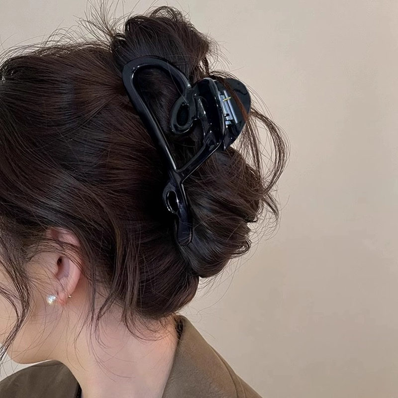 Fashionable matte heart-shaped hairpin with a high-end look, a shark clip hairpin at the back of the head Item Picture
