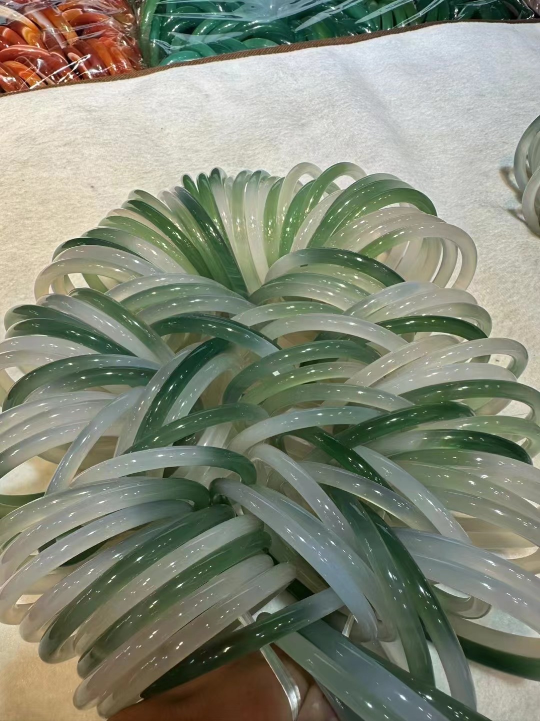 中国风天然高冰白月光荔枝冻玛瑙手镯女圆条玉髓玉镯高级感镯子产品图