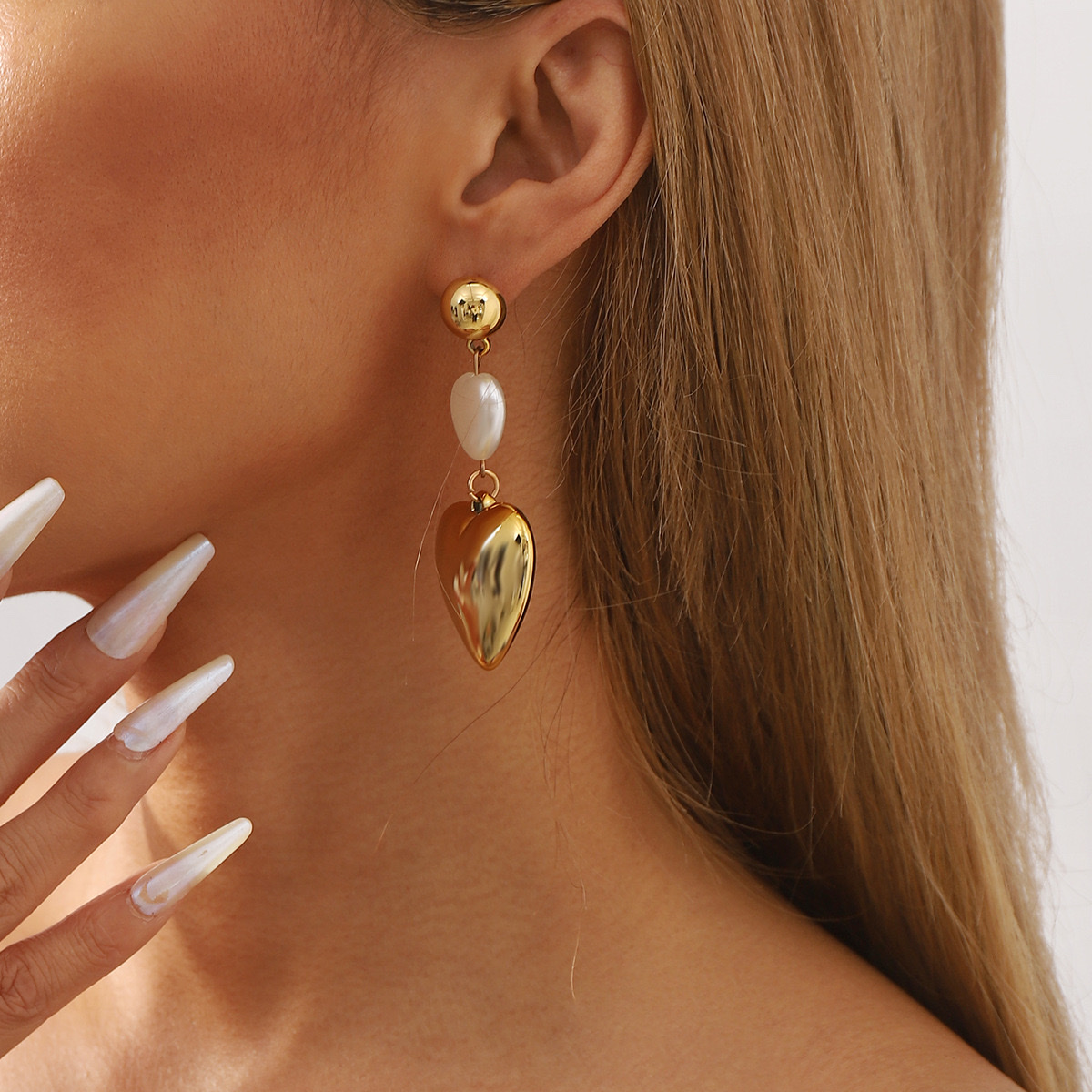 E12633 European and American metal heart-shaped imitation pearl earrings, a niche design with a light luxury and high-end feel, are elegant earrings Specification image