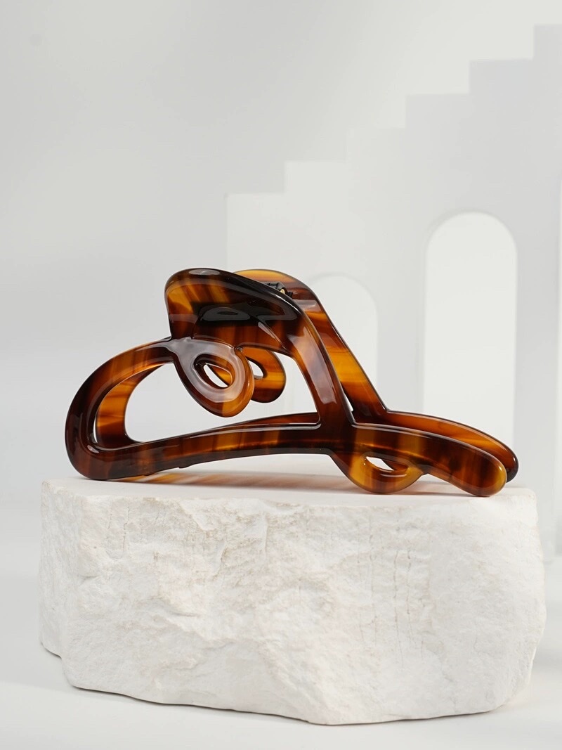 Fashionable matte heart-shaped hairpin with a high-end look, a shark clip hairpin at the back of the head details Picture