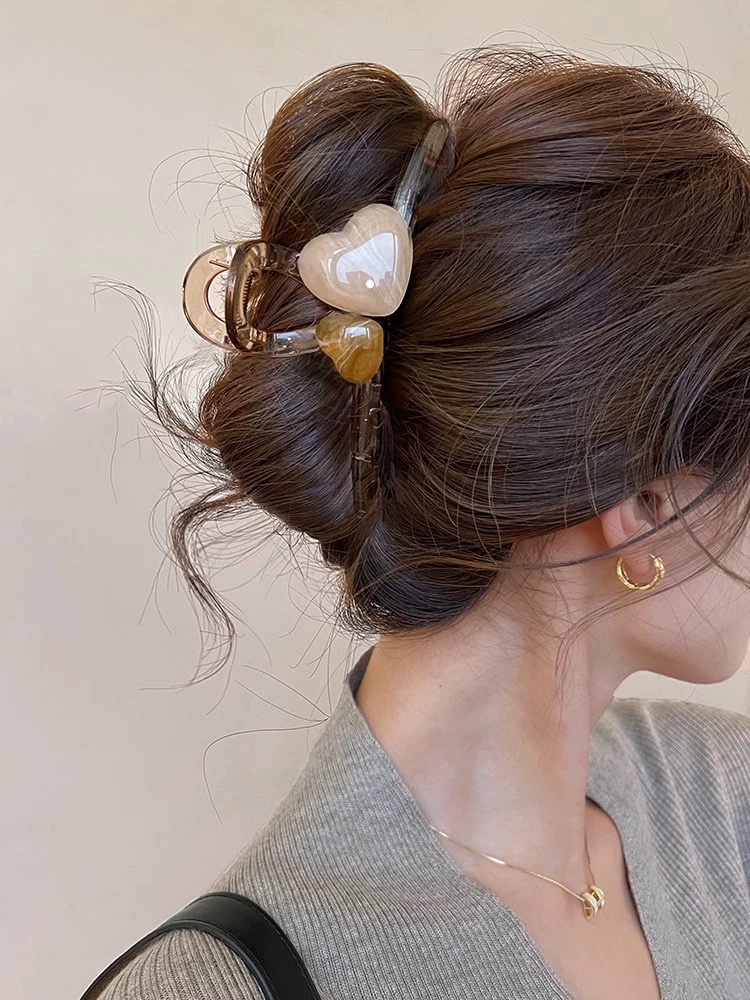 So beautiful that it touches the heart! A new high-end hairpin for women with a heart-shaped grab clip, a stylish shark clip headpiece at the back of the head Application Scenario