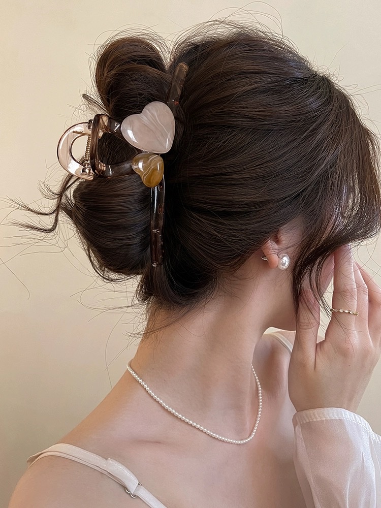 So beautiful that it touches the heart! A new high-end hairpin for women with a heart-shaped grab clip, a stylish shark clip headpiece at the back of the head Item Picture