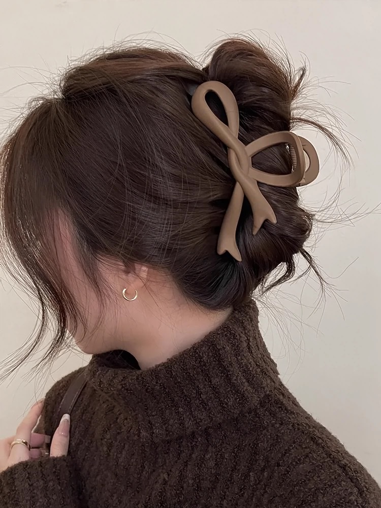 Fall in love with Maillard ~ Autumn and winter frosted bow, high-end style, large new ribbon shark clip for women Application Scenario