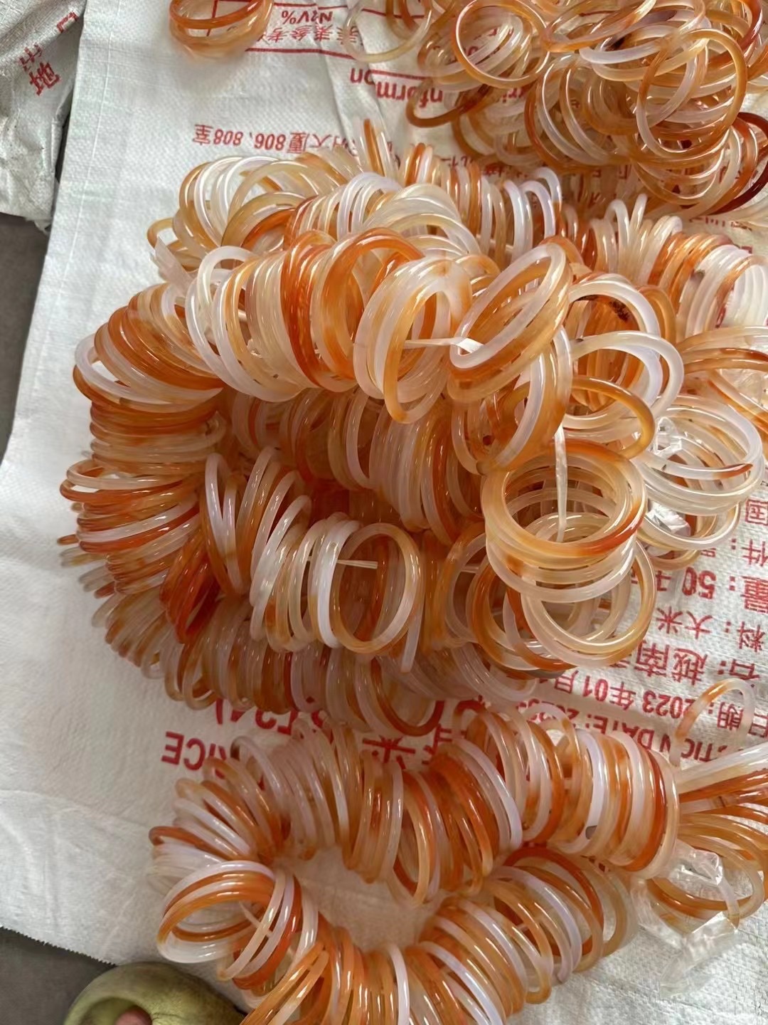 中国风天然高冰白月光荔枝冻玛瑙手镯女圆条玉髓玉镯高级感镯子详情图4