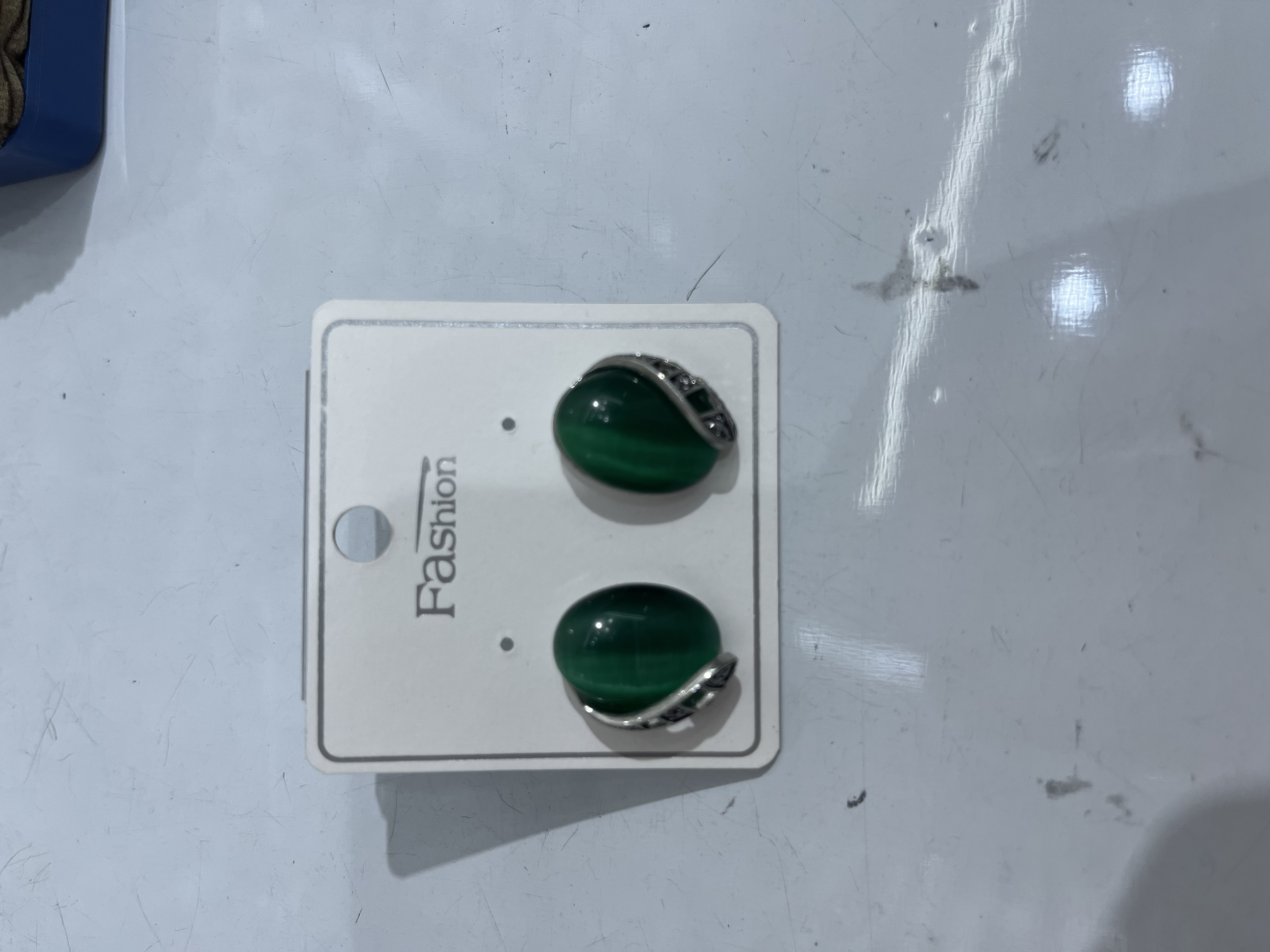 无骨耳环耳夹设计 無洞耳夾轻巧舒适 铃兰花手链搭配 提升时尚感 耳骨夹个性展现