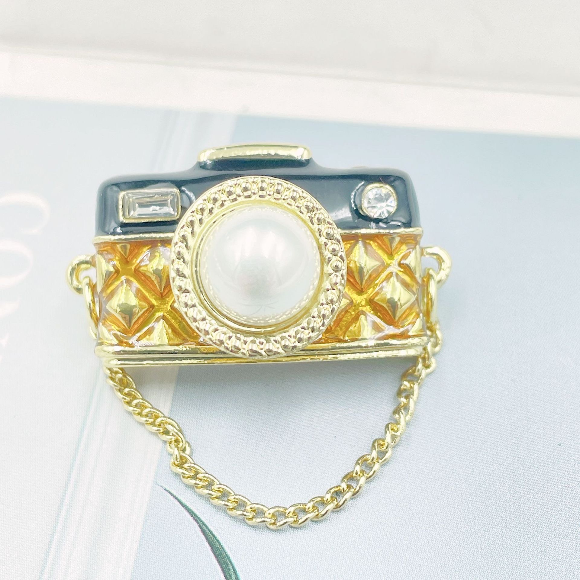 Medieval Oman badge camera imitation pearl corsage clothing and accessories with unique design, exquisite and trendy decoration imitation pearl corsage Application Scenario