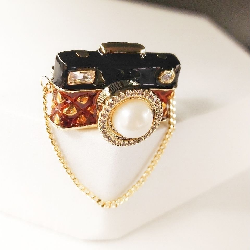 Medieval Oman badge camera imitation pearl corsage clothing and accessories with unique design, exquisite and trendy decoration imitation pearl corsage details Picture