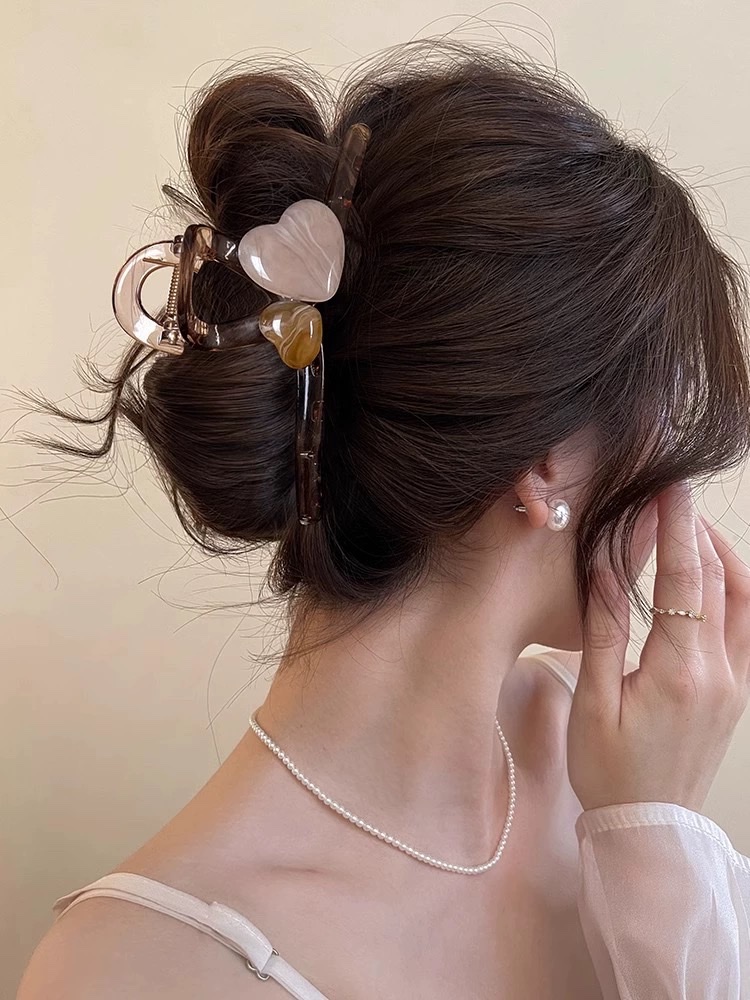 So beautiful that it touches the heart! A new high-end hairpin for women with a heart-shaped grab clip, a stylish shark clip headpiece at the back of the head