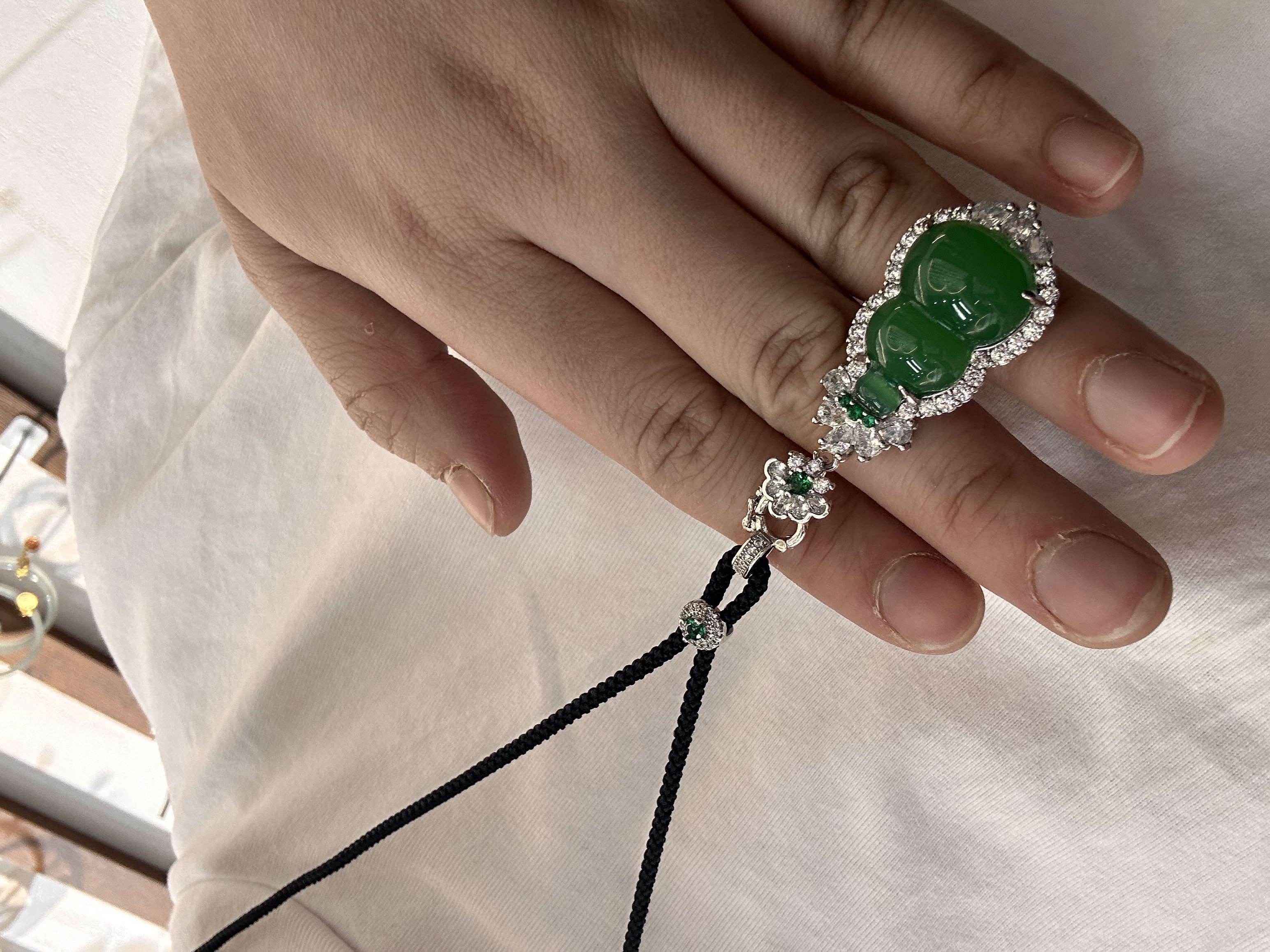 Silver-trimmed chalcedony green beans, chalcedony Buddha, chalcedony leaves, chalcedony gourds. Certificates can be issued, one certificate for each item, and a gift box is provided. Live-streaming supply sources details Picture