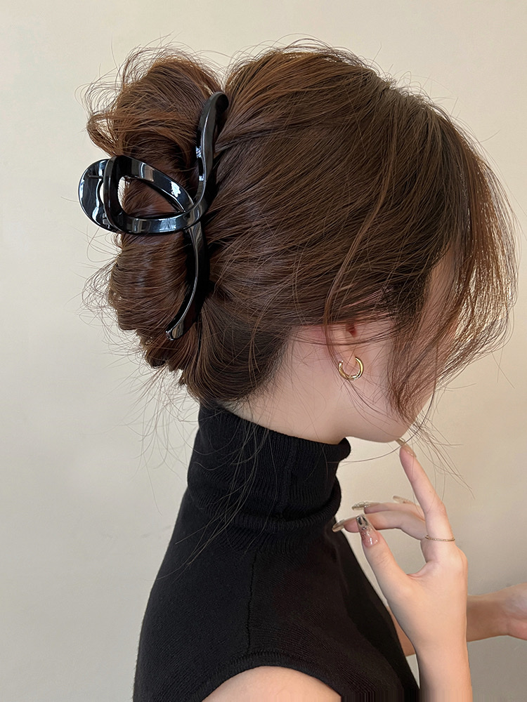 Autumn and winter matte line Maillard grab clip large high-end style hair clip for women's new back head elegant hair accessory Application Scenario