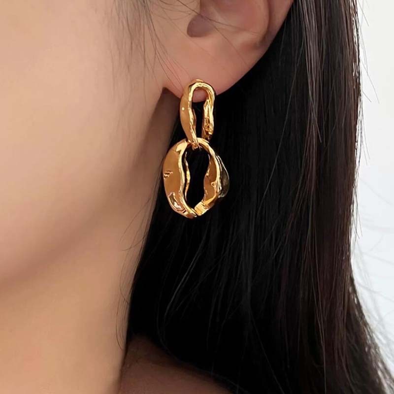 New minimalist metal ring stud earrings from Europe and America, mature and elegant, trendy earrings for dancing, and high-end earrings that are popular among Internet celebrities