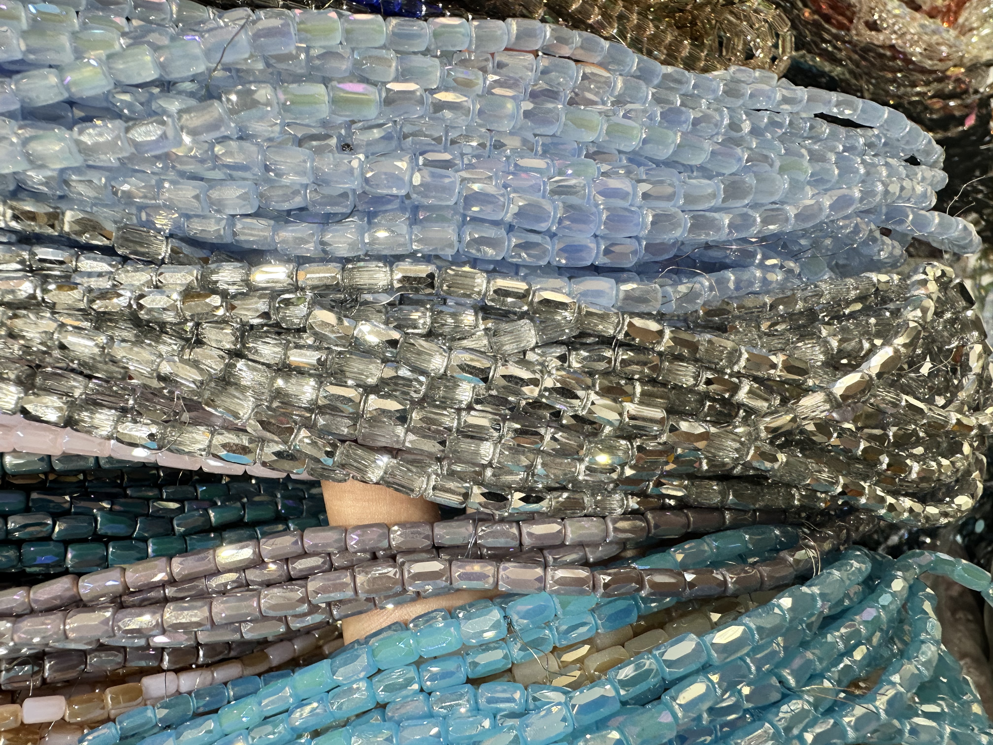 DIY4MM圆柱玻璃珠子手串饰品配件亮晶晶闪批发切面圆柱瓷料电镀色厂家批发水晶珠子柱形