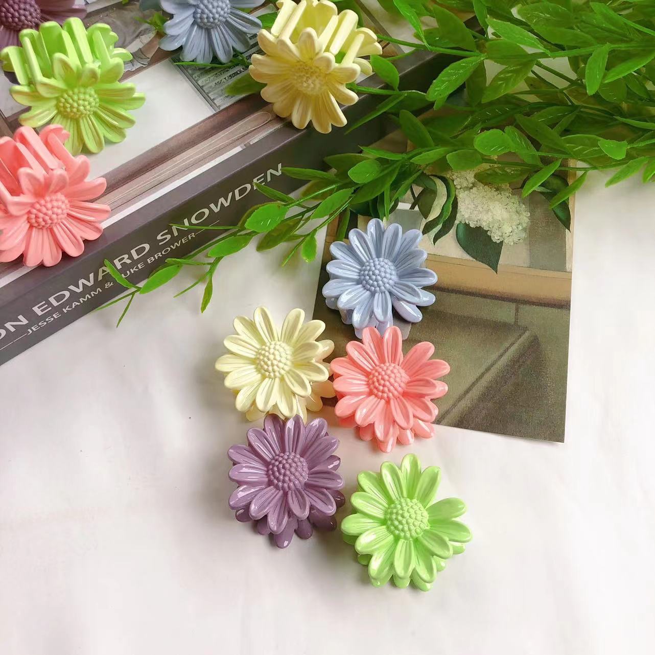 The small Daisy grappling pin in candy color is fresh, sweet and cute. The small grappling pin is a best-selling accessory and hair accessory