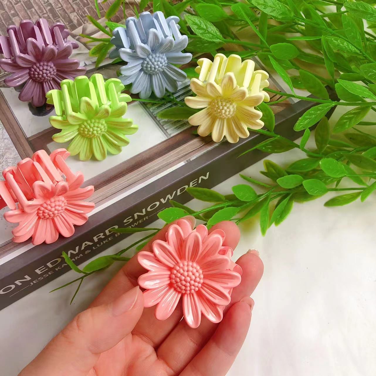 The small Daisy grappling pin in candy color is fresh, sweet and cute. The small grappling pin is a best-selling accessory and hair accessory Application Scenario