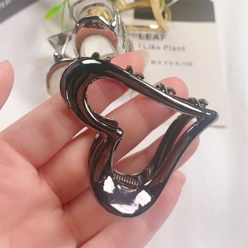 Heart-shaped hollowed-out metal gripper for women, simple and fashionable, versatile hair clip, black high-end style, popular online hair clipper, hair accessory, headwear for girls detail image 5