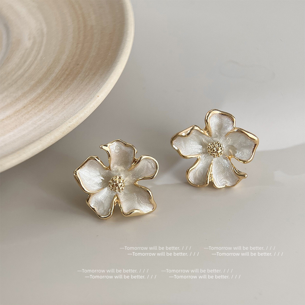French-style cream white oil-dripping flower stud earrings, sweet and simple Japanese and Korean earrings, high-end and light luxury earrings wholesale Specification image