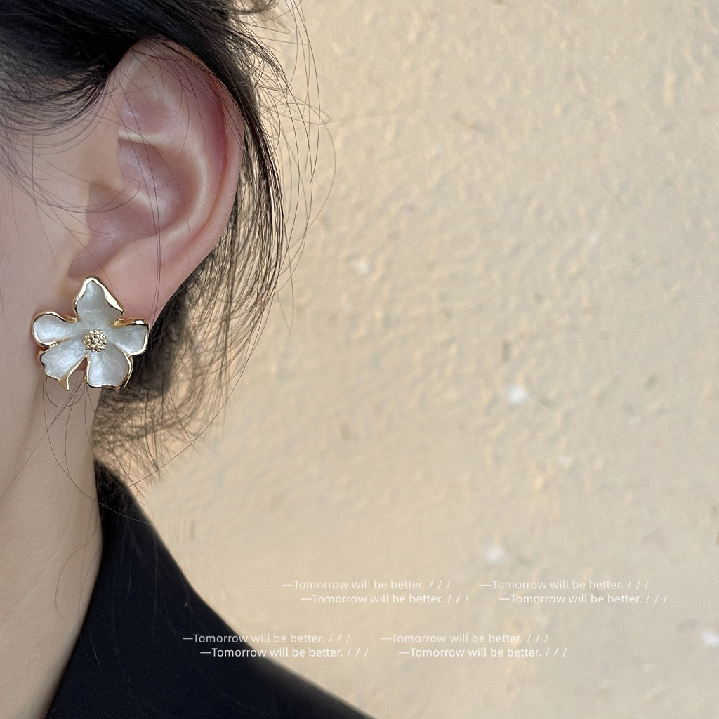 French-style cream white oil-dripping flower stud earrings, sweet and simple Japanese and Korean earrings, high-end and light luxury earrings wholesale details Picture