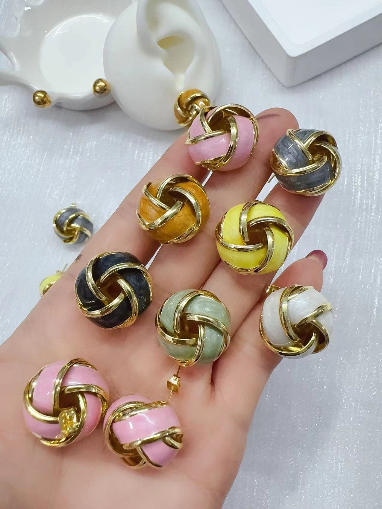 سبعة أقراط ملونة Specification image
