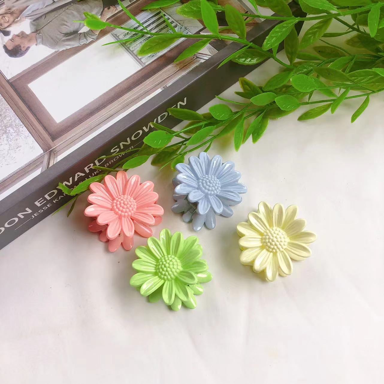 The small Daisy grappling pin in candy color is fresh, sweet and cute. The small grappling pin is a best-selling accessory and hair accessory details Picture
