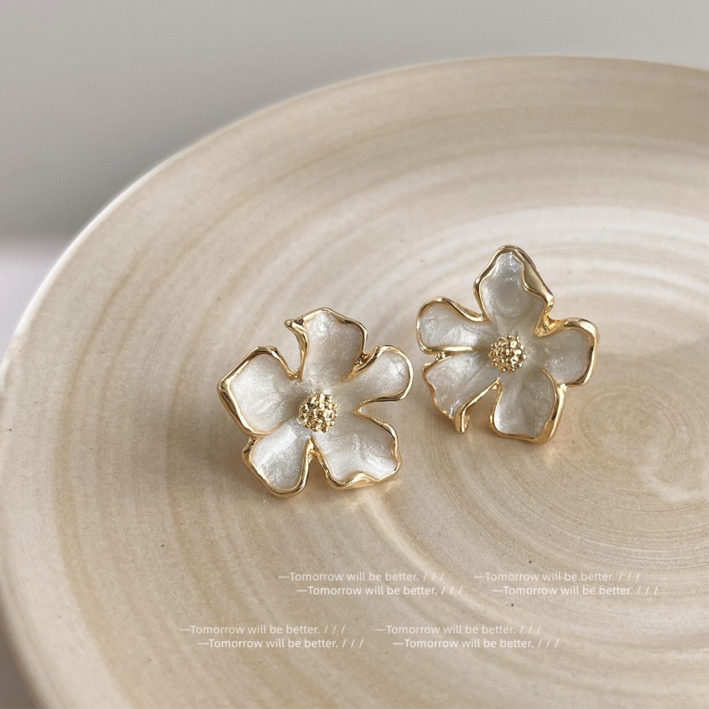 French-style cream white oil-dripping flower stud earrings, sweet and simple Japanese and Korean earrings, high-end and light luxury earrings wholesale