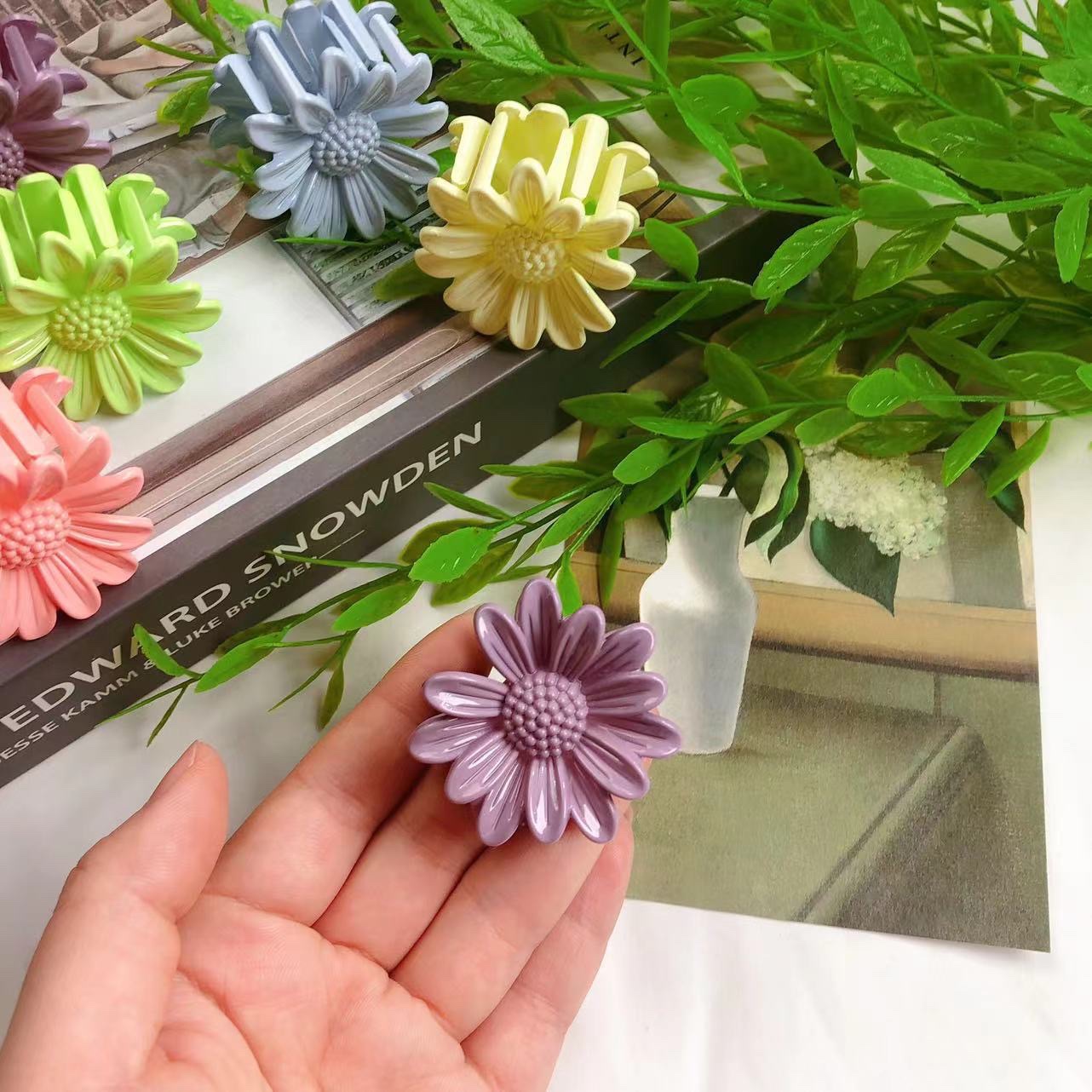 The small Daisy grappling pin in candy color is fresh, sweet and cute. The small grappling pin is a best-selling accessory and hair accessory Item Picture