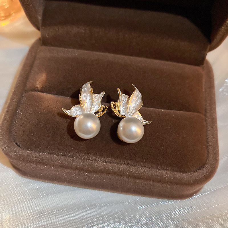 Silver needle oil-dripping pearl round earrings, Korean-style fresh and fashionable stud earrings, commuting high-end and elegant earrings wholesale Item Picture