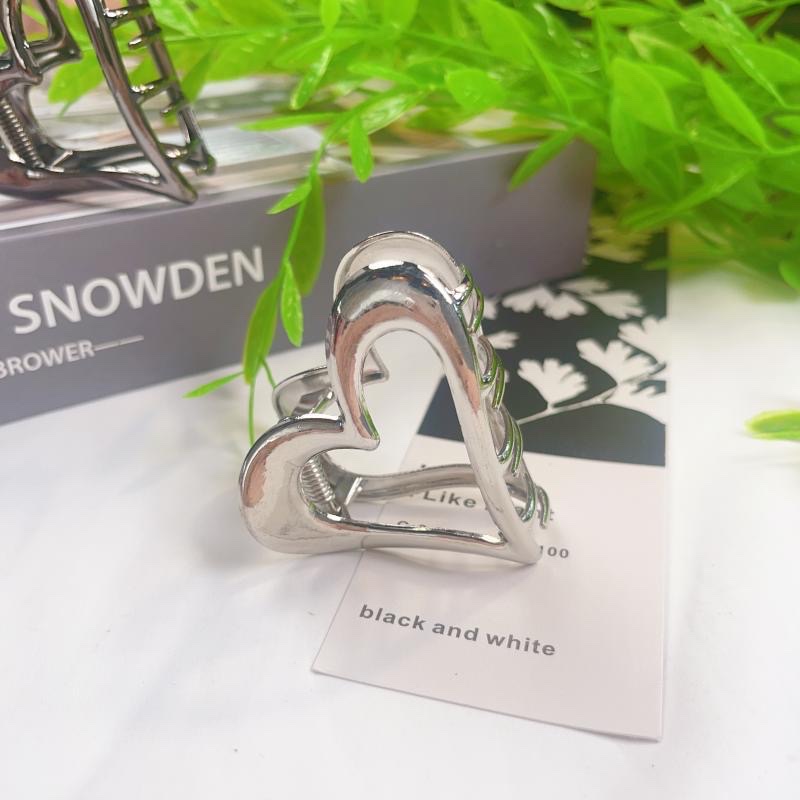 Heart-shaped hollowed-out metal gripper for women, simple and fashionable, versatile hair clip, black high-end style, popular online hair clipper, hair accessory, headwear for girls Application Scenario