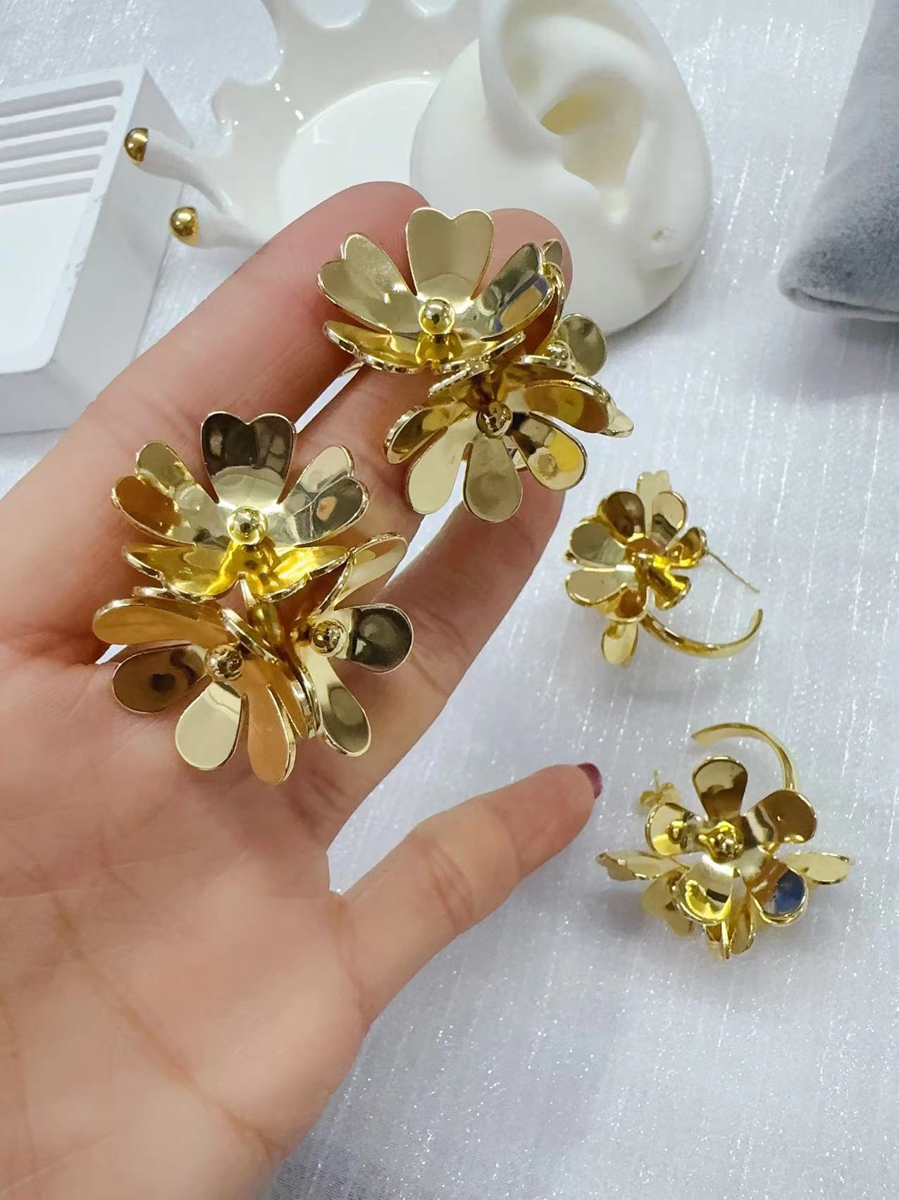 Flower earrings and earrings details Picture