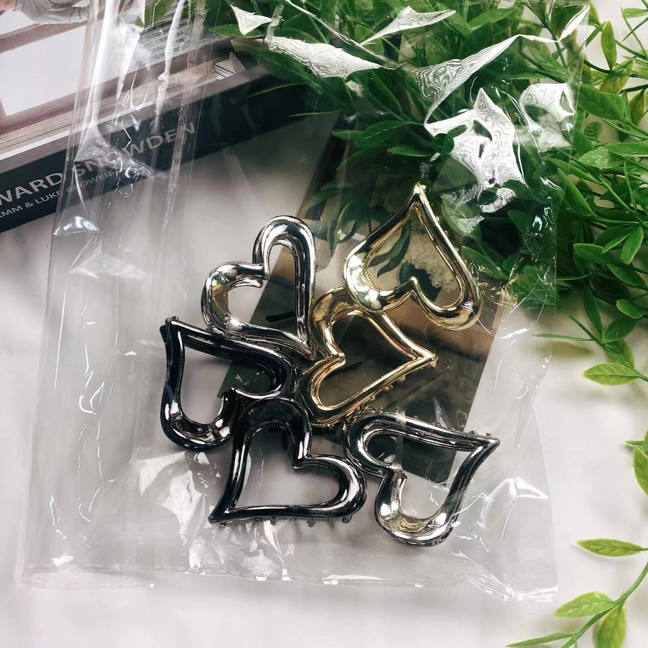 Heart-shaped hollowed-out metal gripper for women, simple and fashionable, versatile hair clip, black high-end style, popular online hair clipper, hair accessory, headwear for girls detail image 6