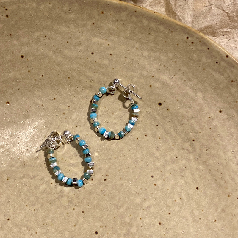 Silver needle, broken silver, rice bead earrings, fashionable design, versatile stud earrings, sweet and elegant, artistic style, wholesale of colorful earrings Application Scenario