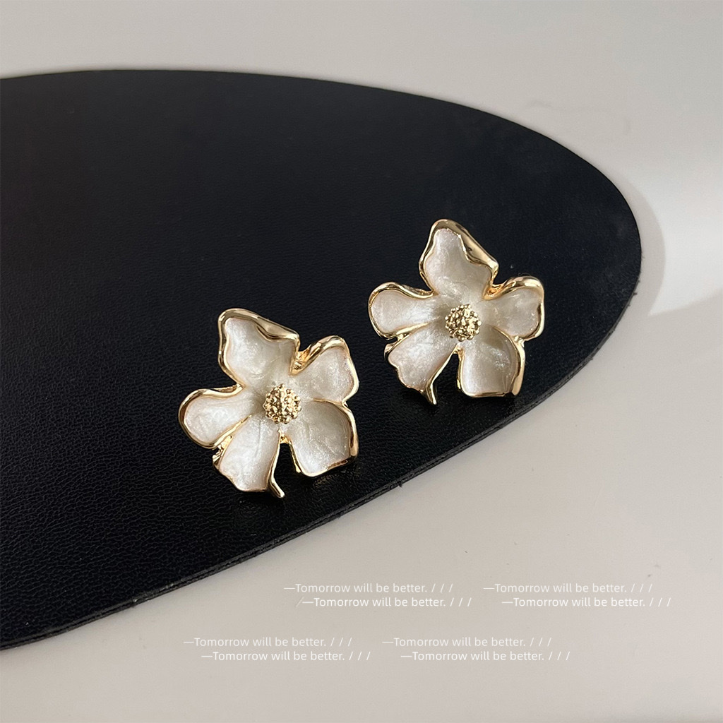 French-style cream white oil-dripping flower stud earrings, sweet and simple Japanese and Korean earrings, high-end and light luxury earrings wholesale Application Scenario