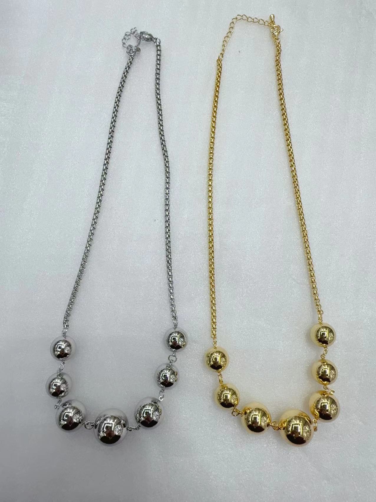Collar de cuentas oro y blanco Application Scenario