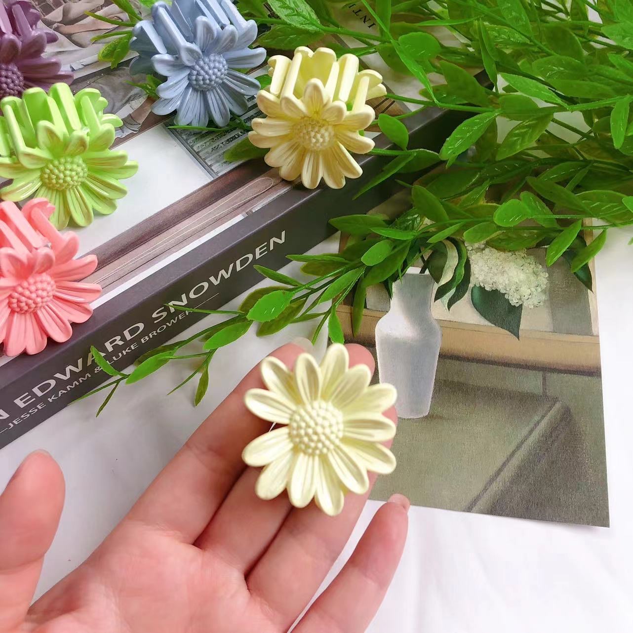 The small Daisy grappling pin in candy color is fresh, sweet and cute. The small grappling pin is a best-selling accessory and hair accessory Specification image