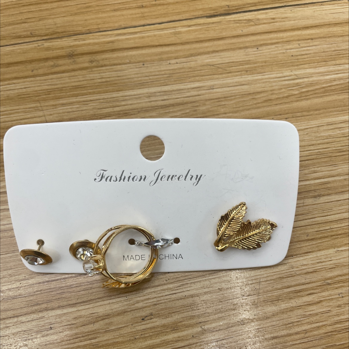 珍珠耳环饰品 精致耳饰 优雅耳钉 简约时尚女士首饰 耳边点缀靓丽装扮产品图