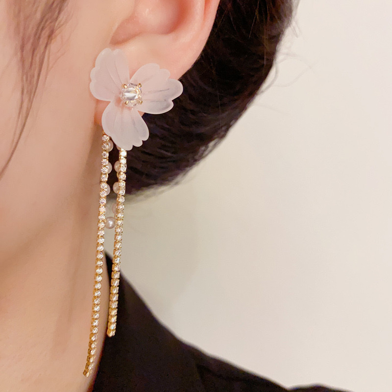 Pearl earrings, elegant earrings for women, exquisite stud earrings, noble accessories, pearl element design, simple and fashionable earring style detail image 2
