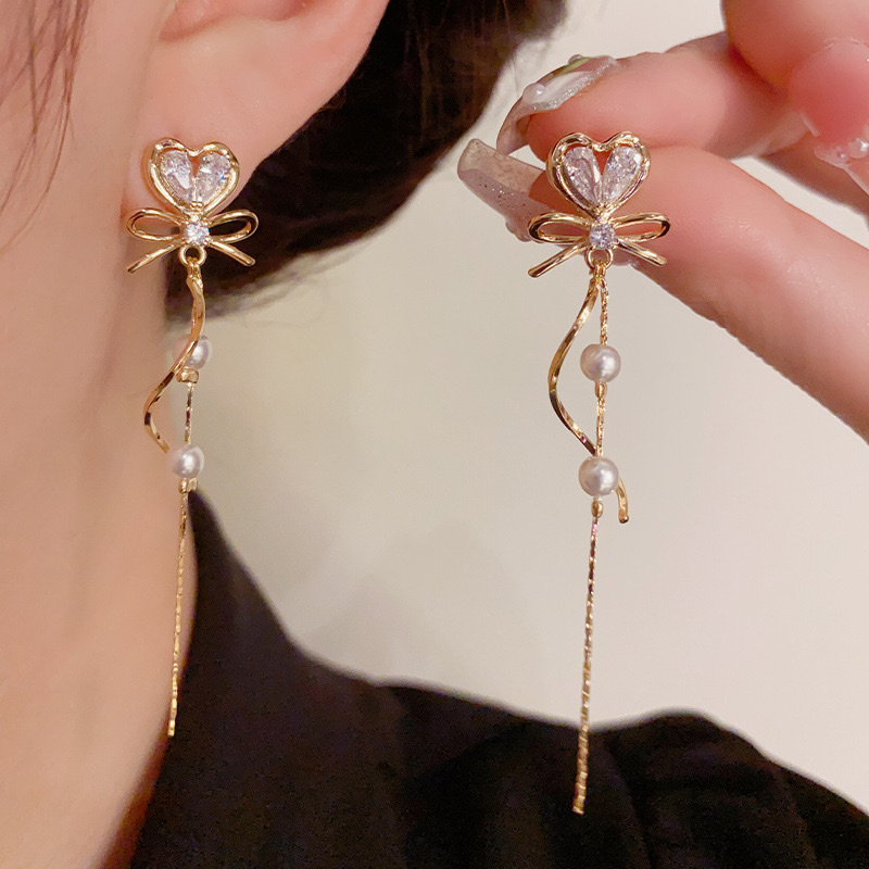 珍珠耳环女士优雅耳饰 精致耳钉 高贵饰品 珍珠元素设计 简约时尚耳环款式