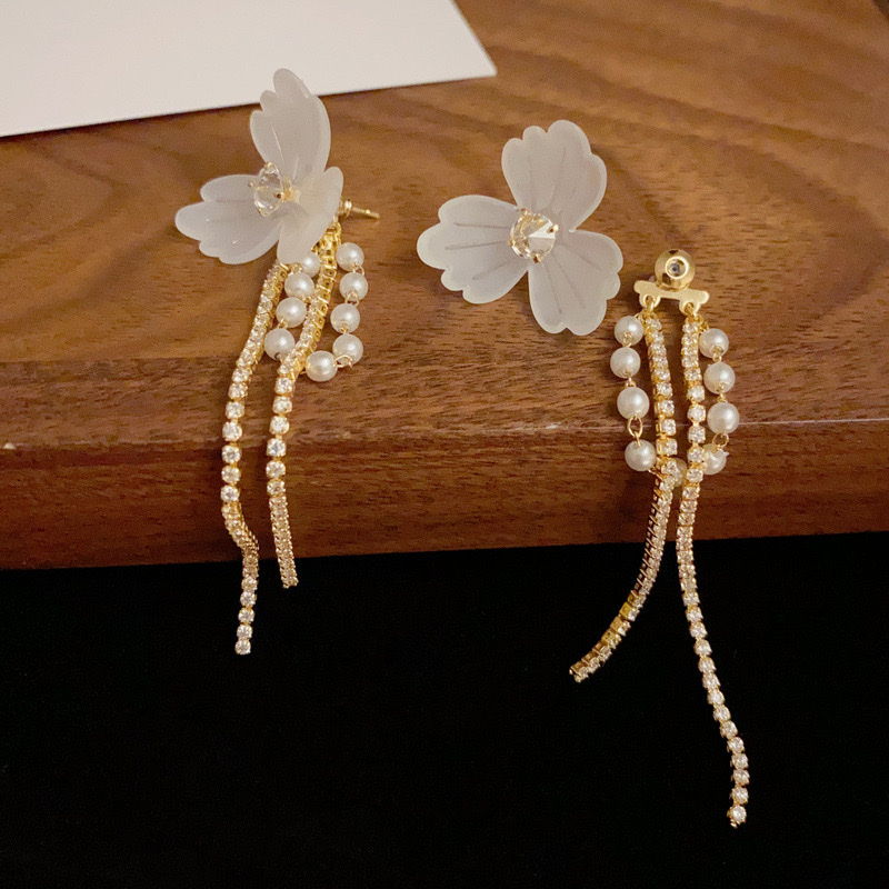 Pearl earrings, elegant earrings for women, exquisite stud earrings, noble accessories, pearl element design, simple and fashionable earring style Specification image