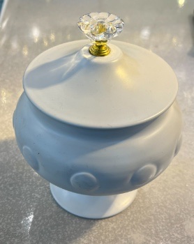 出口外贸的白色精品糖果馑，高端白色烤漆，精致压花工艺，单个装子包装，每箱144只