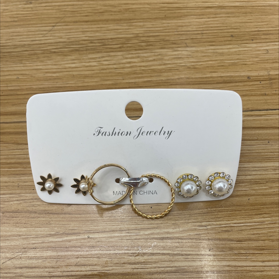 珍珠耳环饰品 精致耳饰 优雅耳钉 简约时尚女士首饰 耳边点缀靓丽装扮细节图