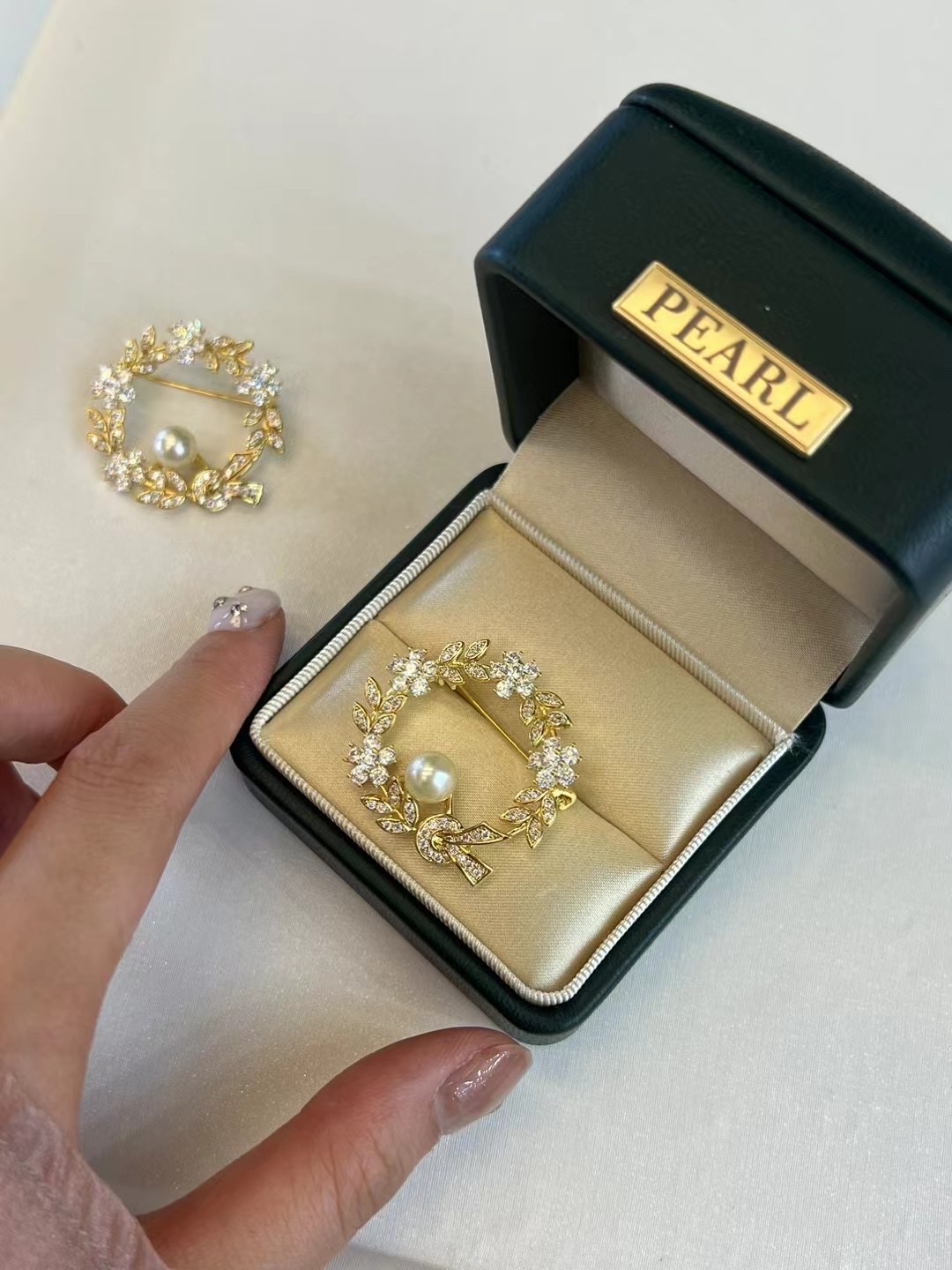 超优雅气质香槟色——天然海水羽黄金花冠珍珠胸针细节图